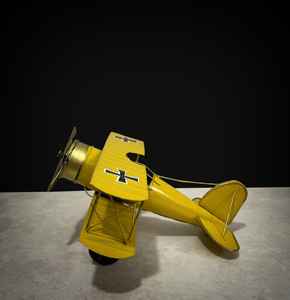 งานฝีมือนิรมลา โมเดลเครื่องบินโลหะขัดเงา พิมพ์ลายดิจิทัล สีเหลืองโบราณ รัฐราชสถาน ของตกแต่งบ้านสร้างสรรค์ - Product Image 1