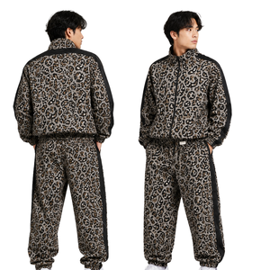 Conjunto Deportivo Personalizado de Moda Ecológico al por Mayor para Hombre con Estampado de Leopardo, Chaqueta con Cremallera y Pantalones Jogger Estilo Urbano, EE. UU. - Product Image 1
