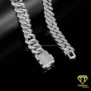 Bracelet chaîne cubaine de luxe surdimensionné avec maillons recouverts de moissanite, finition glacée brillante et fermoir de boîte de qualité supérieure - Product Image 2