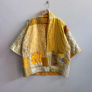 Veste traditionnelle indienne faite à la main, patchwork bohème, brodée et matelassée Kantha pour femmes - Product Image 1