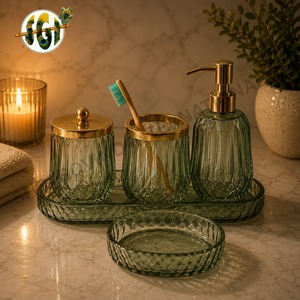 Ensemble de salle de bain de luxe en verre, cinq pièces, ovale vert avec accents dorés, distributeur de savon, porte-brosse à dents, pot de rangement, plateau - Product Image 1