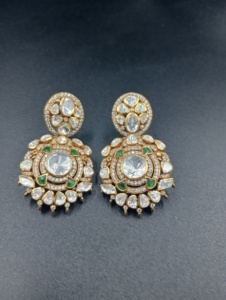 ต่างหูแบบติดหูทรงดอกไม้คลาสสิกจาก Amaira Jewels ดีไซน์หรูหรา ทำจากเงินแท้ ชุบทอง 22K ผลิตด้วยมือ สำหรับผู้หญิง สีเขียว เหมาะสำหรับงานแต่งงาน - Product Image 1