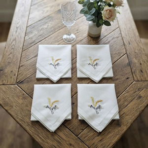 Serviettes de table en lin brodées sur mesure en forme de branche d'amande, avec ourlet festonné, de haute qualité, lavables, pour la maison, les mariages et les événements - Product Image 1