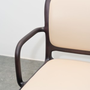 Chaise de salle à manger de luxe nordique moderne, ergonomique, avec accoudoirs en bois et dossier en cuir - Design contemporain pour la maison, le bureau, les hôtels PISANO - Product Image 5