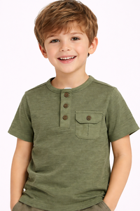 T-shirt Henley vert olive pour garçons, coton premium, manches courtes, décontracté, avec détail poche avant, doux et confortable - Product Image 4