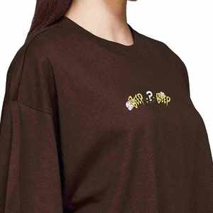 เสื้อยืดโอเวอร์ไซส์สีน้ำตาลสำหรับผู้หญิง แขนสั้น สวมใส่สบาย ทรงหลวม ผ้าฝ้ายนุ่ม พิมพ์ลายกราฟิก สไตล์สตรีทแวร์ - Product Image 3