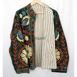 Veste d'hiver style bohème ART&ART faite à la main en velours Suzani à motif floral brodé, écologique et à séchage rapide - Product Image 2