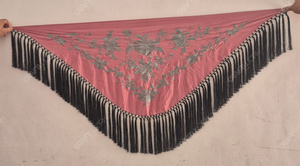 Chal Triangular Bordado Color Rosa Empolvado para Mujer con Motivo de Rosa Gris, Borlas Largas Negras, Bufanda para el Hombro para Bodas y Eventos Nocturnos - Product Image 2