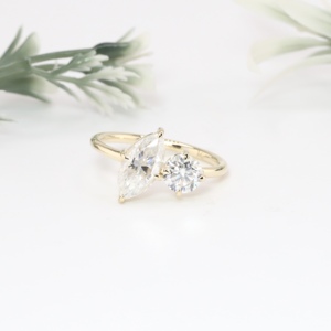 Anillo de Compromiso Toi Et Moi en Oro Amarillo, Clásico con Diamantes Cultivados en Laboratorio, Corte Marquesa y Redondo, Dos Piedras, Anillo de Boda, Joyería Fina para Mujer - Product Image 1