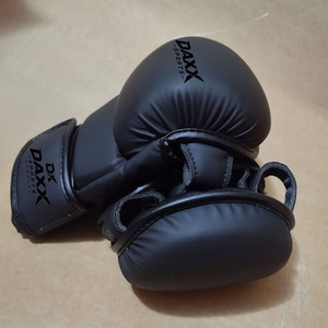 Gants de MMA Daxx Sports en cuir de vachette, demi-doigts, avec fermeture, imperméables, noirs, pour arts martiaux, taille S pour adultes - Product Image 4