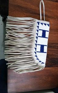 Étui à couteau en cuir perlé fait main avec franges et motif bleu et blanc - Product Image 1