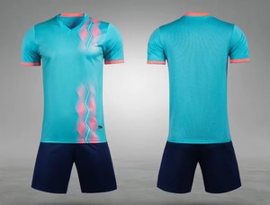 Ensemble de maillot de football pour homme, blanc et noir, à blocs de couleur, manches courtes, polyester respirant, coupe régulière, col rond, taille élastique - Product Image 4