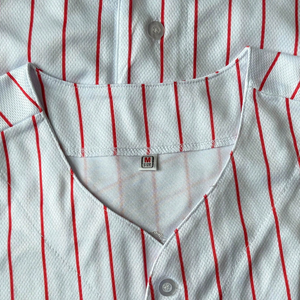 Maillots de baseball personnalisés OEM imprimés par sublimation, fabriqués en tissu mesh respirant, col en V, avec logo en twill. - Product Image 3