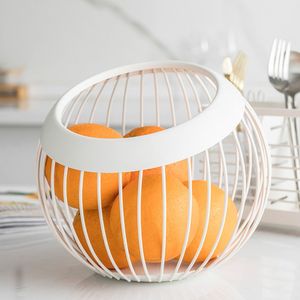 Panier à fruits en métal de style traditionnel pour le rangement de la cuisine et la décoration de la table à manger avec des détails élégants - Product Image 1