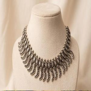 Collier long ajustable en argent oxydé traditionnel DIVYORO avec maillons plume pour femme, idéal pour mariage - Product Image 1