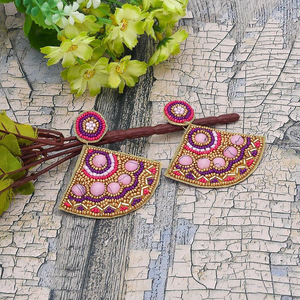 Boucles d'oreilles faites main en perles de rocaille, broderie polyester, strass, légères, motif floral, pour mariée, mariage, fête, style statement, travail artisanal - Product Image 5