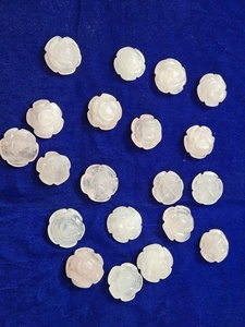 Magnifique petite fleur de quartz rose en pierre précieuse naturelle sculptée à la main pour la méditation, le Feng Shui et la décoration intérieure, en gros - Product Image 2