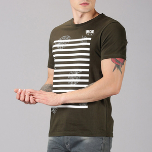 Camiseta de manga corta verde oliva para hombre con estampado de hojas a rayas blancas, cuello redondo informal, disponible en todos los colores. - Product Image 4