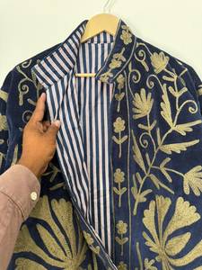 Manteau d'automne en velours bleu marine brodé Suzani, écologique et de qualité supérieure |   Veste ethnique bohème florale pour femmes |   Broderie artisanale de luxe - Product Image 2
