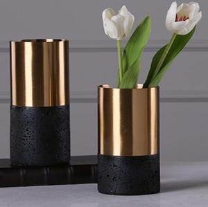Vase de table moderne en métal doré avec base noire, pot de fleurs décoratif pour la décoration intérieure, pot nordique, pot de bureau. - Product Image 1