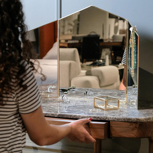 Espejo de Maquillaje de Diseño Moderno con Marco Metálico Dorado para Uso en Mesa o Escritorio - Product Image 6