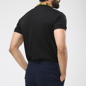 เสื้อโปโลปักลายหรูหราสำหรับผู้ชาย – เสื้อกอล์ฟแขนสั้นสีดำทรงเข้ารูปพร้อมดีไซน์ลายบาโรกสีทอง - Product Image 4