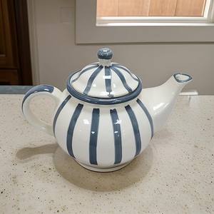Théière à motif rayé avec bec verseur lisse, poignée confortable, corps isotherme, idéale pour servir le thé - Product Image 3