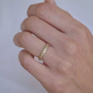 Anillos de boda de oro texturizado con diamantes de laboratorio, anillos apilables minimalistas de oro macizo de 14K y 18K con engaste redondo para mujer, joyería. - Product Image 2