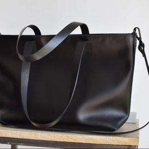 Sac fourre-tout en cuir véritable avec fermeture éclair, style rétro tendance pour femmes, couleur personnalisable et détails faits à la main LTB-0294 - Product Image 1
