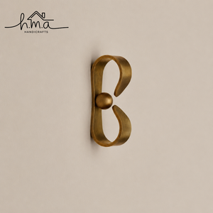 Poignée de meuble artisanale en laiton massif, anneau abstrait, finition laiton antique, tirette décorative pour tiroir, poignée de porte de placard - Product Image 1
