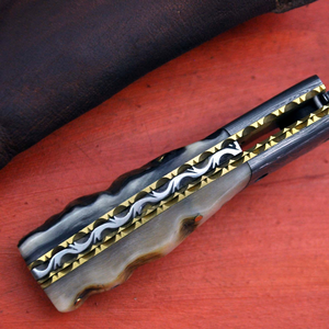 Cuchillo de caza de acero de Damasco con hoja de punta caída, perilla para el pulgar y mango de hueso, para uso en camping al aire libre. - Product Image 5