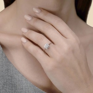 Anillo de Compromiso de Oro Blanco de 9K con Diamante Cultivado en Laboratorio de Corte Princesa de 1.70CT, Halo de Cojín y Racimo, para Mujer, Joyería Fina Personalizada - Product Image 2