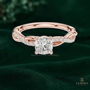 Anillo de compromiso de diamante cultivado en laboratorio de inspiración vintage, con pavé cruzado y engaste elevado de cuatro puntas, para mujer - Product Image 3