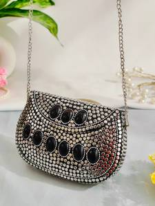 Bolso de Diseño de Lujo Hecho a Mano con Concha de Nácar, Cadena Metálica Extraíble y Acabado Premium - Product Image 4