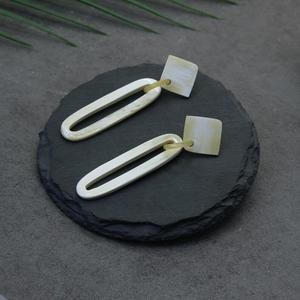 Boucles d'oreilles géométriques modernes en corne, polies, artisanales, écologiques, HASAN CRAFT du Uttar Pradesh, forme blanche - Product Image 1