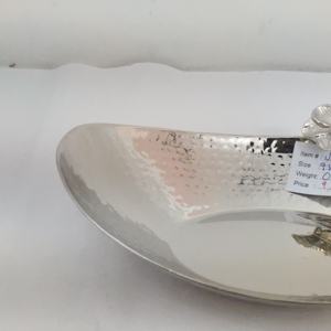 Plat à fruits ovale artisanal avec détails de branches florales, en acier inoxydable écologique, idéal comme centre de table pour mariage - Product Image 2