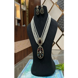 Parure élégante de collier et boucles d'oreilles ethniques en laiton plaqué or, ornée de moissanite et d'imitation de perles, style Kundan, pour femme, cadeau de mariage - Product Image 1