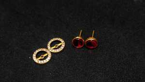 Boucles d'oreilles clous plaquées or en gros avec pierres rouges et bordure en strass, bijoux fantaisie de mode indienne pour femmes, jeunes filles et mariées - Product Image 3