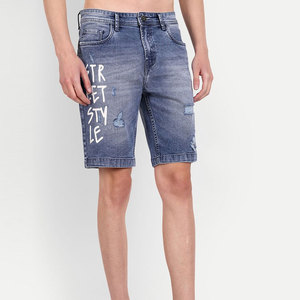 Shorts de mezclilla desgastados para hombre, cintura media, algodón, casuales, para verano, con detalles rotos y estampados. - Product Image 2