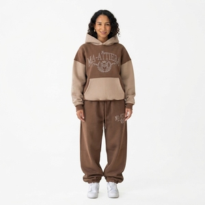 Conjunto de Sudadera con Capucha y Pantalones Jogger Personalizado en Dos Tonos Marrones con Pedrería, de Algodón y Felpa, Estilo Urbano Oversize, Venta al por Mayor OEM - Product Image 1