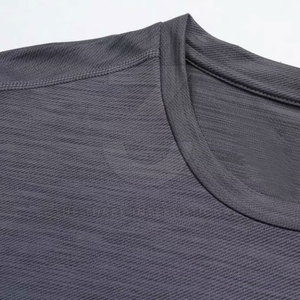 T-shirts de sport professionnels pour hommes, fabriqués en polyester respirant, pour l'entraînement, la course à pied et les vêtements de sport quotidiens. - Product Image 3
