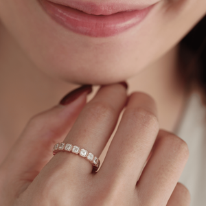 แหวนเพชรทรง Asscher ขนาด 2.5 มม. สุดหรู ดีไซน์ทันสมัย ได้รับการรับรองจาก IGI ตัวเรือนทองคำ ประดับเพชรแบบ Eternity รอบวง ดีไซน์หรูหราด้วยขอบแบบ Milgrain เหมาะสำหรับเป็นแหวนแต่งงาน - Product Image 1