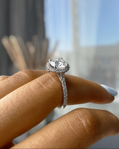Anillo de Compromiso con Halo de Diamantes Redondos en Oro Blanco con Banda Pavé, Elegante Anillo de Promesa Nupcial para Mujer, Joyería de Lujo Atemporal - Product Image 3