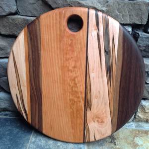 Planche à découper ronde en bois avec finition noyer, durable, écologique, pour la maison et la restauration, pour couper les fruits, les légumes et la viande - Product Image 4