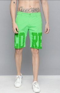 Pantalones Cortos Bermuda para Hombre con Estampado de Letras Verdes, Cintura Media, Cierre de Botones, Estilo Casual, 100% Poliéster, Tejido Transpirable - Product Image 1