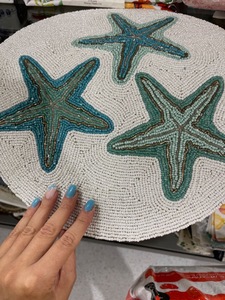 Set de table artisanal en perles étoile de mer, design Pinwheel Bliss, par Saro Lifestyle, modèle Shamrock Coquette Bow - Product Image 1