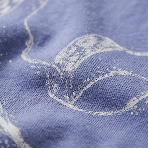 T-shirt graphique vintage bleu délavé pour homme, coupe ample à épaules tombantes, col rond, vente en gros - Product Image 6