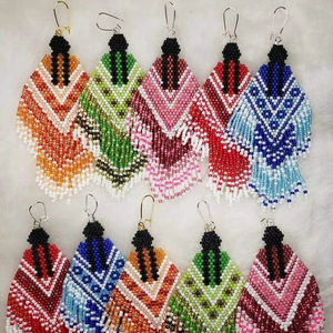 Pendientes de cuentas de vidrio modernos para mujeres modernas que realzan el armario con un diseño contemporáneo de joyería hecha a mano. - Product Image 1