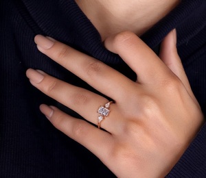 Bague en diamant de laboratoire taille radiant 3 carats, or jaune 14 carats, bague de fiançailles trois pierres 3,27 carats, couleur E, clarté VS1, cadeau d'anniversaire - Product Image 2