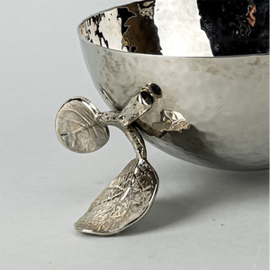Tigela de Servir em Metal Prateado com Tema Martelado e Pés Artísticos de Folhas Botânicas para Elevar a Sua Mesa e Decoração de Luxo - Product Image 4
